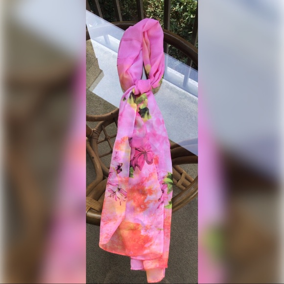 FREE gift w/ purchase - Pink 🌸 Flower Scarf - Picture 2 of 3